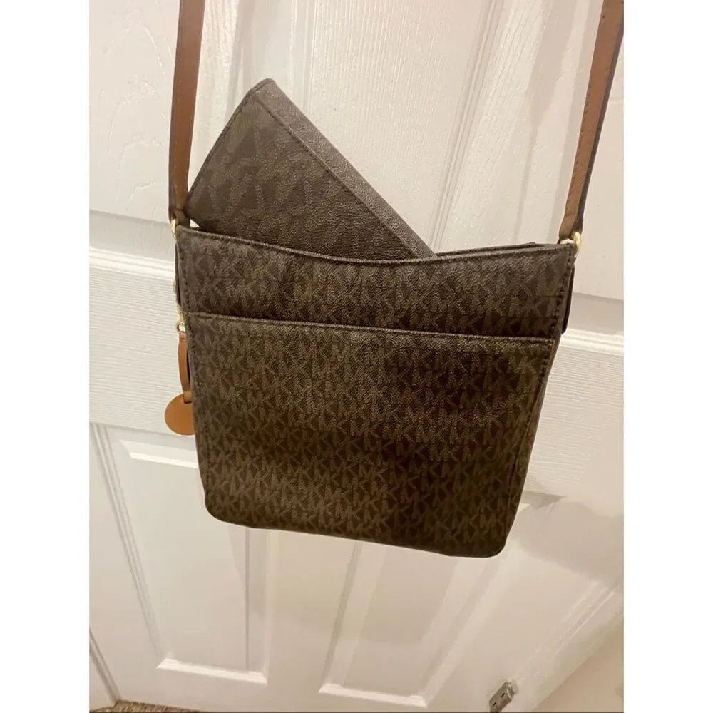 a Michael Kors Jet Set Travel Large Messenger Bag, featuring the brand's signatu